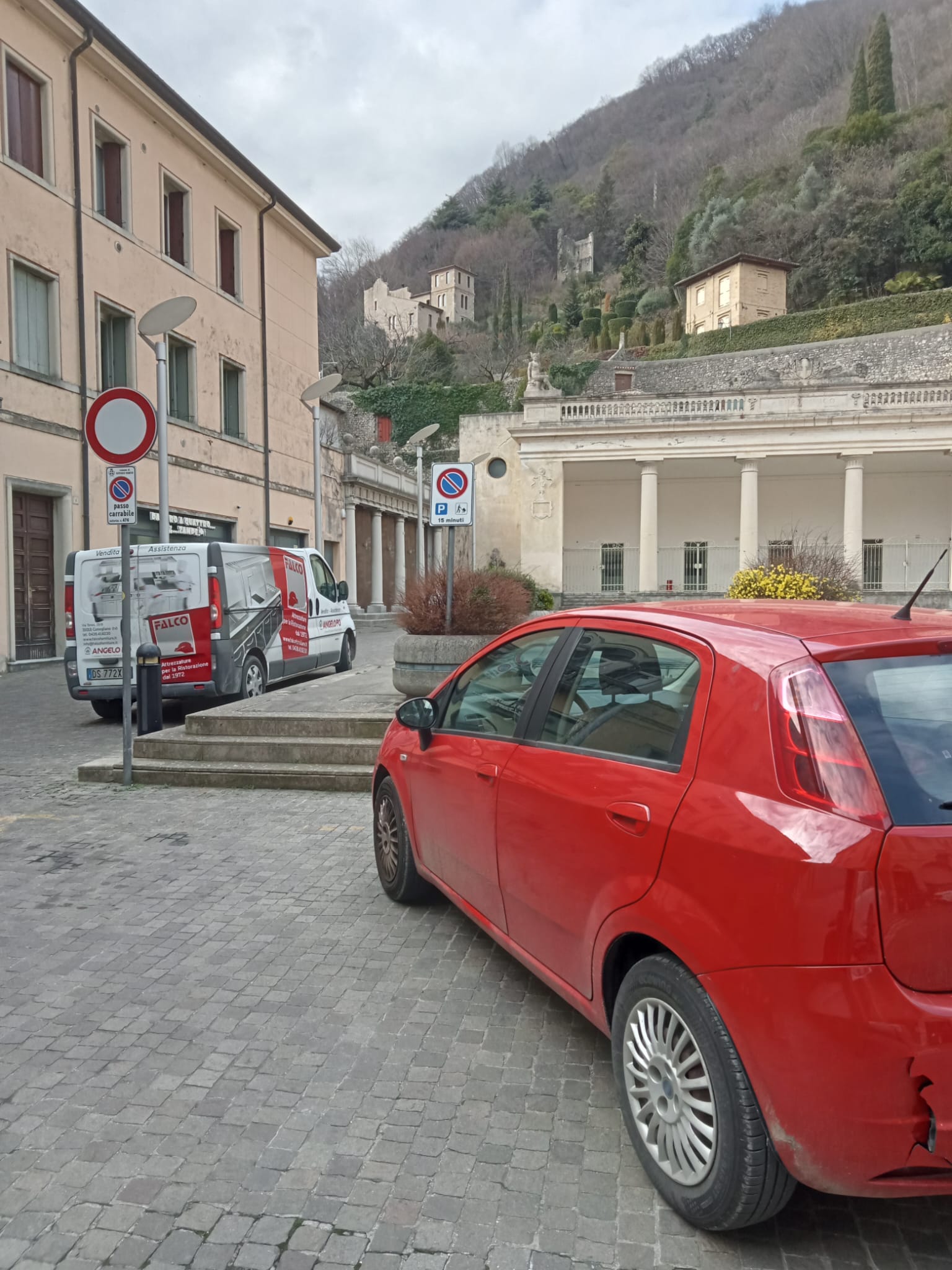 Vittorio Veneto: “mano larga” per chi parcheggia sulla sosta al carico e allo scarico merci. La denuncia di un corriere  